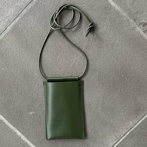 Crossbody mini phone purse in army green leather | minimalist & chic 💚🪖